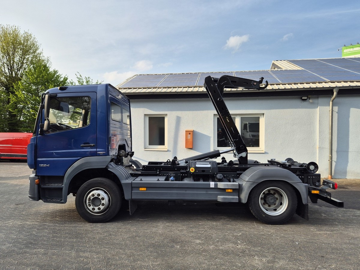 MERCEDES-BENZ 1224 L Atego City Abrollkipper NEU AHK Euro 6 - Horgos rakodó teherautó: 1 kép. MERCEDES-BENZ 1224 L Atego City Abrollkipper NEU AHK Euro 6 - Horgos rakodó teherautó: 1 kép.