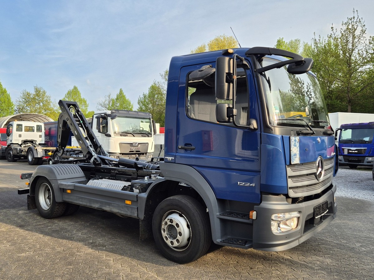 MERCEDES-BENZ 1224 L Atego City Abrollkipper NEU AHK Euro 6 - Horgos rakodó teherautó: 5 kép. MERCEDES-BENZ 1224 L Atego City Abrollkipper NEU AHK Euro 6 - Horgos rakodó teherautó: 5 kép.