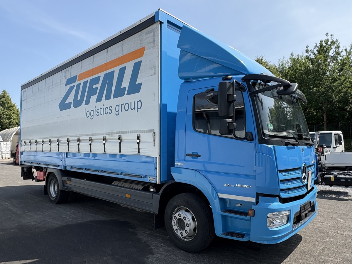 MERCEDES-BENZ DB 1530 Atego Pritsche Plane AHK sofort verfügba - Ponyvás teherautó: 4 kép. MERCEDES-BENZ DB 1530 Atego Pritsche Plane AHK sofort verfügba - Ponyvás teherautó: 4 kép.