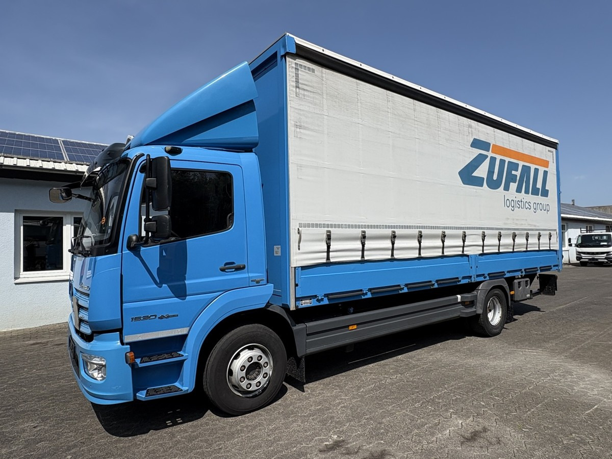 MERCEDES-BENZ DB 1530 Atego Pritsche Plane AHK sofort verfügba - Ponyvás teherautó: 1 kép. MERCEDES-BENZ DB 1530 Atego Pritsche Plane AHK sofort verfügba - Ponyvás teherautó: 1 kép.