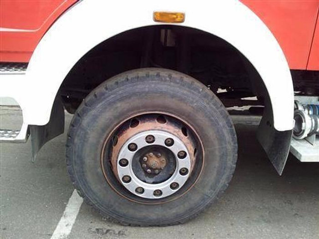 Mercedes-Benz 1019 AF 36 - Tűzoltóautó: 5 kép. Mercedes-Benz 1019 AF 36 - Tűzoltóautó: 5 kép.