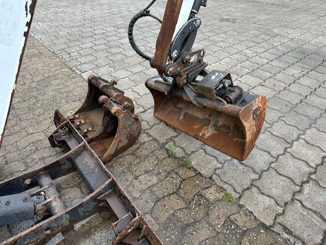 Bobcat E19, Verstelllaufwerk, Greifer + Hammer, Löffel - Minikotró: 5 kép. Bobcat E19, Verstelllaufwerk, Greifer + Hammer, Löffel - Minikotró: 5 kép.