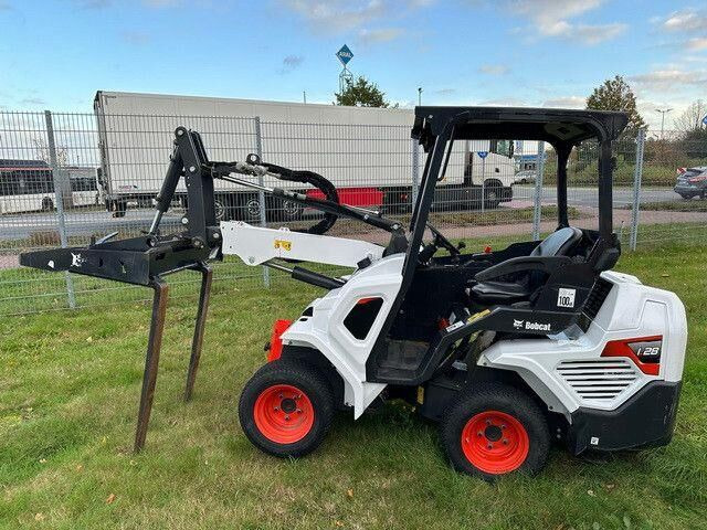 Bobcat L28, Neuwertiger Zustand, S.W.S., Schaufel - Gumikerekes homlokrakodó: 2 kép. Bobcat L28, Neuwertiger Zustand, S.W.S., Schaufel - Gumikerekes homlokrakodó: 2 kép.