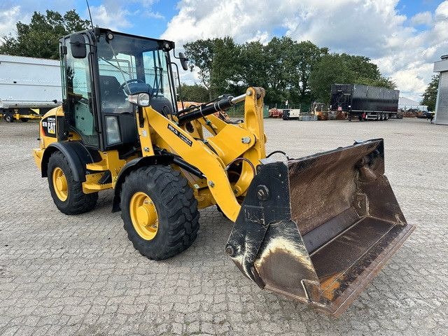 CAT 907 M 4x4, 4+1 Schaufel, Palettengabel, S.W.S - Gumikerekes homlokrakodó: 4 kép. CAT 907 M 4x4, 4+1 Schaufel, Palettengabel, S.W.S - Gumikerekes homlokrakodó: 4 kép.