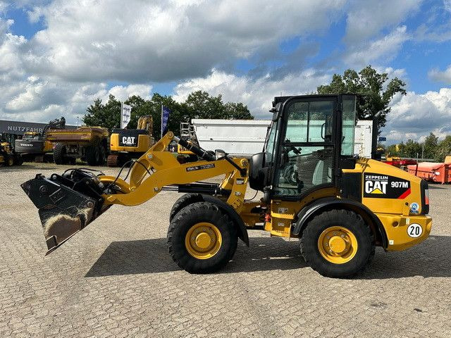 CAT 907 M 4x4, 4+1 Schaufel, Palettengabel, S.W.S - Gumikerekes homlokrakodó: 2 kép. CAT 907 M 4x4, 4+1 Schaufel, Palettengabel, S.W.S - Gumikerekes homlokrakodó: 2 kép.