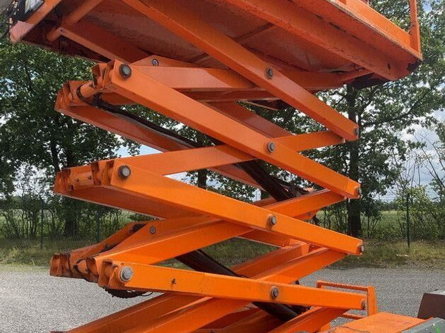 Haulotte Compact 12 DX, Geländegängig, Kubota, 12,15m - Ollós emelő: 3 kép. Haulotte Compact 12 DX, Geländegängig, Kubota, 12,15m - Ollós emelő: 3 kép.