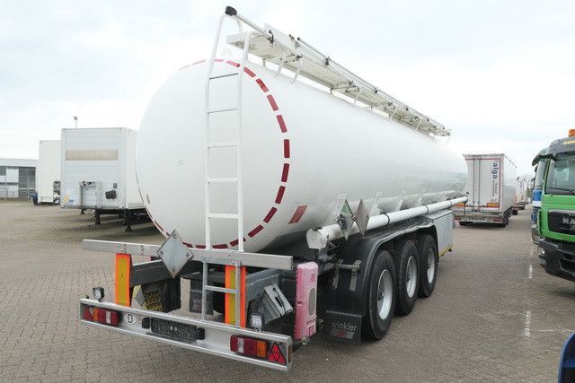 Kässbohrer STH 34/10-24/Tank 34.000 ltr./Unterbefüll./Pumpe - Tartályos félpótkocsi: 4 kép. Kässbohrer STH 34/10-24/Tank 34.000 ltr./Unterbefüll./Pumpe - Tartályos félpótkocsi: 4 kép.