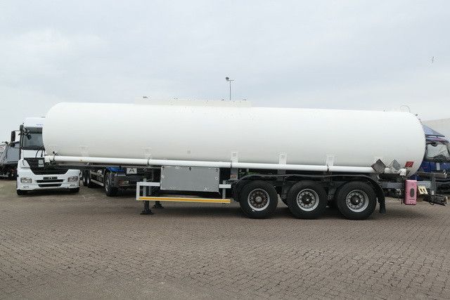 Kässbohrer STH 34/10-24/Tank 34.000 ltr./Unterbefüll./Pumpe - Tartályos félpótkocsi: 2 kép. Kässbohrer STH 34/10-24/Tank 34.000 ltr./Unterbefüll./Pumpe - Tartályos félpótkocsi: 2 kép.