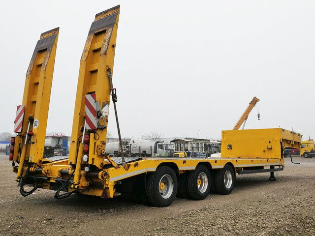 Langendorf SATUE 30-9,0, Gelenkt, Hydr. Rampen, Alu-Felgen - Félpótkocsi mélybölcsős: 4 kép. Langendorf SATUE 30-9,0, Gelenkt, Hydr. Rampen, Alu-Felgen - Félpótkocsi mélybölcsős: 4 kép.