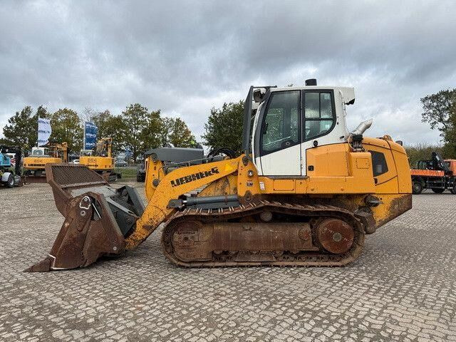 Liebherr LR 636, Laderaupe, 4+1 Schaufel, Klima, Kamera - Buldózer: 3 kép. Liebherr LR 636, Laderaupe, 4+1 Schaufel, Klima, Kamera - Buldózer: 3 kép.