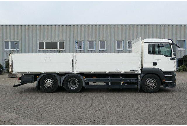 MAN 26.360 TGA LL 6x2, Vollluft, Klima, 3. Sitz, AHK - Platós teherautó: 3 kép. MAN 26.360 TGA LL 6x2, Vollluft, Klima, 3. Sitz, AHK - Platós teherautó: 3 kép.