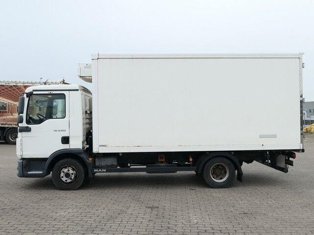 MAN 8.220 TGL BL 4x2, Thermo King, 3. Sitz, 5m lang - Hűtős teherautó: 2 kép. MAN 8.220 TGL BL 4x2, Thermo King, 3. Sitz, 5m lang - Hűtős teherautó: 2 kép.