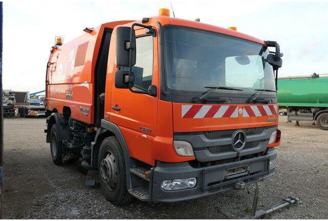 Mercedes-Benz 1323 L Atego 4x2, Faun Vaajet 6 R, Wassertank - Utcaseprő gép: 5 kép. Mercedes-Benz 1323 L Atego 4x2, Faun Vaajet 6 R, Wassertank - Utcaseprő gép: 5 kép.