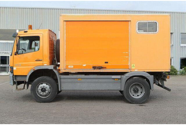 Mercedes-Benz 1518 A Atego 4X4, Klima, AHK, Allrad, Rolltor - Dobozos felépítményű teherautó: 2 kép. Mercedes-Benz 1518 A Atego 4X4, Klima, AHK, Allrad, Rolltor - Dobozos felépítményű teherautó: 2 kép.