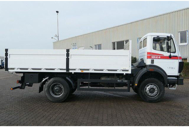 Mercedes-Benz 1824 AK 4x4, Allrad, AHK, Blattfederung, 168tkm - Platós teherautó: 2 kép. Mercedes-Benz 1824 AK 4x4, Allrad, AHK, Blattfederung, 168tkm - Platós teherautó: 2 kép.