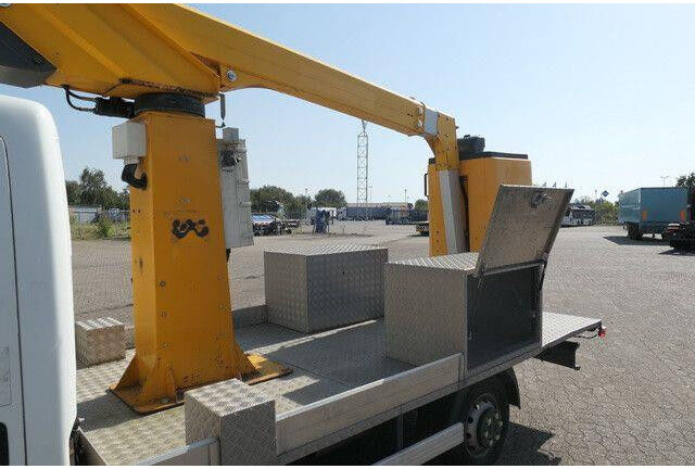 Nissan 32.12 4x2, 11m Arbeitshöhe, Klima,3. Sitz - Emelőkosaras teherautó: 5 kép. Nissan 32.12 4x2, 11m Arbeitshöhe, Klima,3. Sitz - Emelőkosaras teherautó: 5 kép.