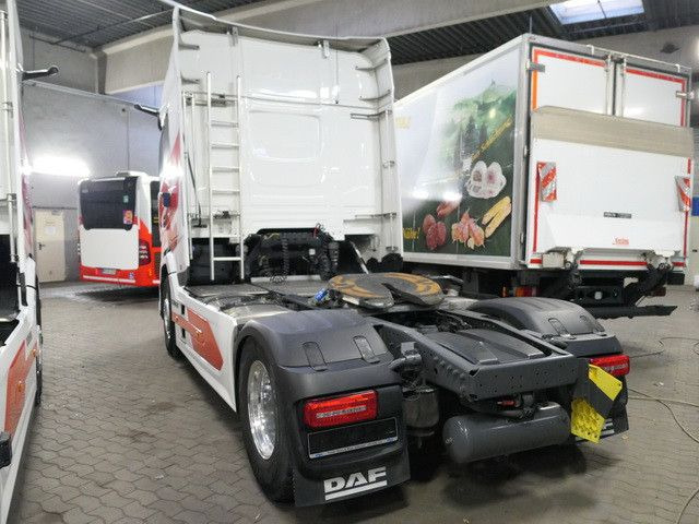 DAF XG 530 FT 4x2, Hydr., Klima, Alu-Felgen,Intarder - Nyergesvontató: 3 kép. DAF XG 530 FT 4x2, Hydr., Klima, Alu-Felgen,Intarder - Nyergesvontató: 3 kép.