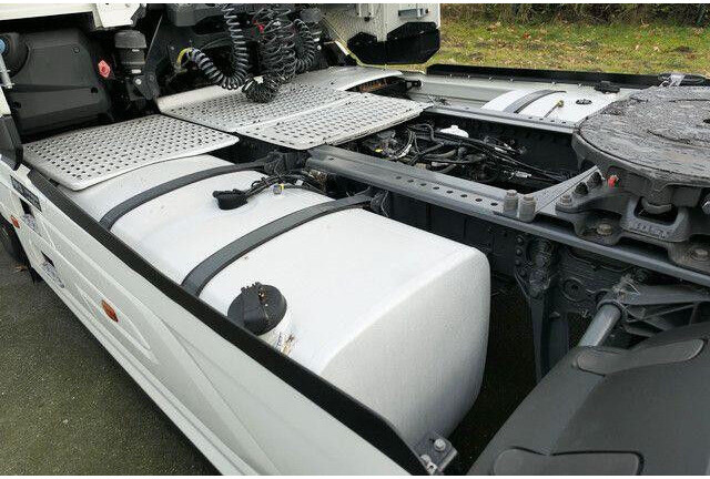 DAF XG 530 FT 4x2, Intarder, 2x Tank, Standklima - Nyergesvontató: 4 kép. DAF XG 530 FT 4x2, Intarder, 2x Tank, Standklima - Nyergesvontató: 4 kép.