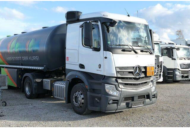 Mercedes-Benz 1846 Actros 4x2, Hydr., ADR, Leicht, Klima, Navi - Nyergesvontató: 4 kép. Mercedes-Benz 1846 Actros 4x2, Hydr., ADR, Leicht, Klima, Navi - Nyergesvontató: 4 kép.