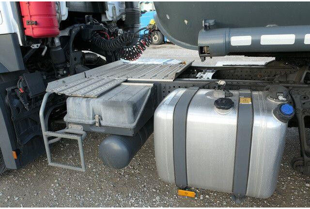 Mercedes-Benz 1846 Actros 4x2, Hydr., ADR, Leicht, Klima, Navi - Nyergesvontató: 3 kép. Mercedes-Benz 1846 Actros 4x2, Hydr., ADR, Leicht, Klima, Navi - Nyergesvontató: 3 kép.