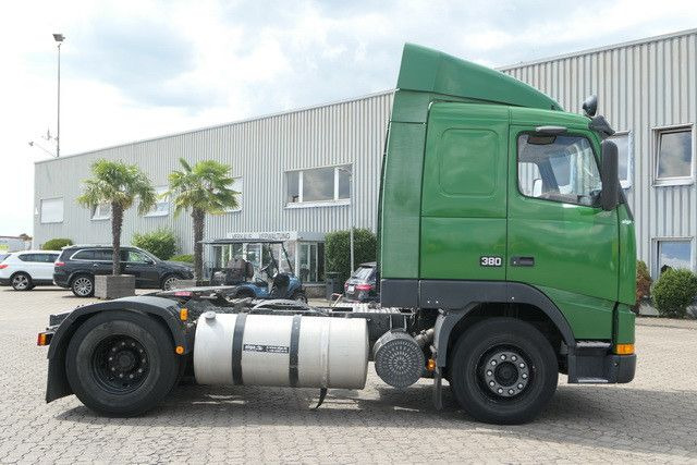 Volvo FH 380/Schalter/Klima/Hydraulik - Nyergesvontató: 2 kép. Volvo FH 380/Schalter/Klima/Hydraulik - Nyergesvontató: 2 kép.