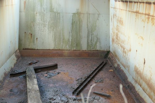 Stahl- Hinterkippmulde ca. 17 cbm, Hilfsrahmen - Billencs felépitmény: 4 kép. Stahl- Hinterkippmulde ca. 17 cbm, Hilfsrahmen - Billencs felépitmény: 4 kép.