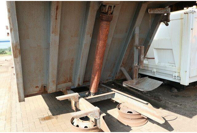 Stahl Hinterkippmulde ca. 18 cbm, Hilfsrahmen - Billenőplatós teherautó: 2 kép. Stahl Hinterkippmulde ca. 18 cbm, Hilfsrahmen - Billenőplatós teherautó: 2 kép.
