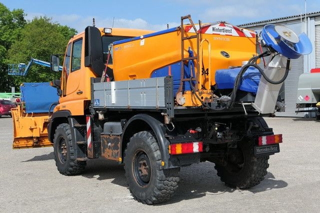 Unimog U 300 4x4, Schmidt, Streuer, Schild, Klima,27tkm - Teherautó: 4 kép. Unimog U 300 4x4, Schmidt, Streuer, Schild, Klima,27tkm - Teherautó: 4 kép.