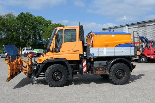 Unimog U 300 4x4, Schmidt, Streuer, Schild, Klima,27tkm - Teherautó: 3 kép. Unimog U 300 4x4, Schmidt, Streuer, Schild, Klima,27tkm - Teherautó: 3 kép.