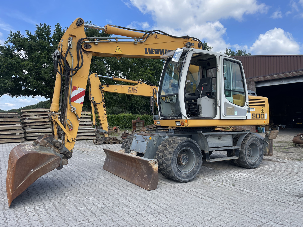 LIEBHERR A900C HD Litronic - Gumikerekes kotró: 1 kép. LIEBHERR A900C HD Litronic - Gumikerekes kotró: 1 kép.