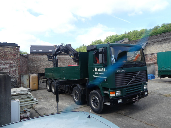 Camion plateau ridelle avec grue auxiliaire Volvo F12 (1994-64.040 km-VIN:YV2H5A7G6RA225775) - Platós teherautó, Darus autó: 2 kép. Camion plateau ridelle avec grue auxiliaire Volvo F12 (1994-64.040 km-VIN:YV2H5A7G6RA225775) - Platós teherautó, Darus autó: 2 kép.