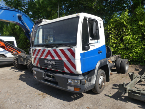 Camion (pour pièces) MAN L2000 (2004-183.392 km) - Alvaz teherautó: 1 kép. Camion (pour pièces) MAN L2000 (2004-183.392 km) - Alvaz teherautó: 1 kép.