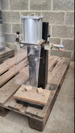 Capsuleuse pneumatique semi-automatique Spagni - Élelmiszer-feldolgozó gép: 1 kép. Capsuleuse pneumatique semi-automatique Spagni - Élelmiszer-feldolgozó gép: 1 kép.