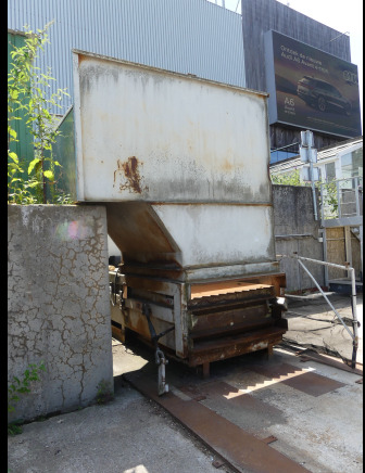 Compacteur à déchets AJK 1800 - Szemetesautó felépítmény: 2 kép. Compacteur à déchets AJK 1800 - Szemetesautó felépítmény: 2 kép.