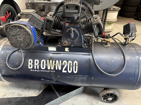 Compresseur - ICS - Brown 200 - Légkompresszor: 1 kép. Compresseur - ICS - Brown 200 - Légkompresszor: 1 kép.