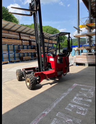 Moffett M8 30.4 - Oldalrakodó targoncá: 2 kép. Moffett M8 30.4 - Oldalrakodó targoncá: 2 kép.
