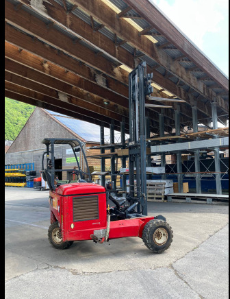 Moffett M8 30.4 - Oldalrakodó targoncá: 1 kép. Moffett M8 30.4 - Oldalrakodó targoncá: 1 kép.