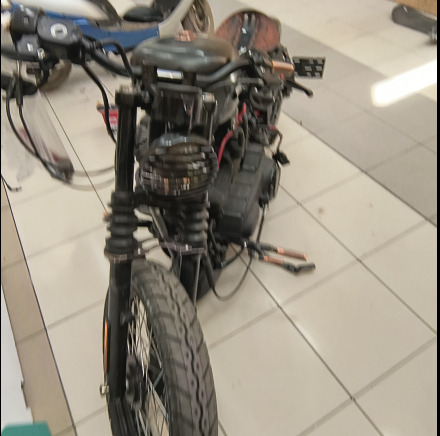 Moto Harley Davidson XL1200 - Motorkerékpár: 3 kép. Moto Harley Davidson XL1200 - Motorkerékpár: 3 kép.