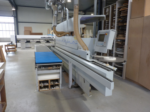 Plaqueuse de chants Brandt Highflex 1440 KDF 440 (211-0261206590-2012) + Rallonge avec convoyeur à rouleaux - Faipari gép: 2 kép. Plaqueuse de chants Brandt Highflex 1440 KDF 440 (211-0261206590-2012) + Rallonge avec convoyeur à rouleaux - Faipari gép: 2 kép.