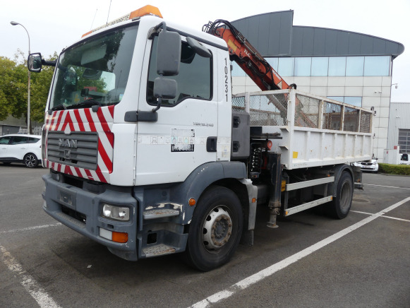 REF:10231 - Camion benne avec grue MAN TGM 18.240(VIN: WMAN08ZZ89Y231476) - Billenőplatós teherautó, Darus autó: 1 kép. REF:10231 - Camion benne avec grue MAN TGM 18.240(VIN: WMAN08ZZ89Y231476) - Billenőplatós teherautó, Darus autó: 1 kép.