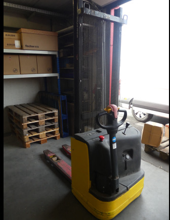 REF:Bâtiment A - Gerbeur Komatsu MWS 10-1R - Emelőtargoncá: 1 kép. REF:Bâtiment A - Gerbeur Komatsu MWS 10-1R - Emelőtargoncá: 1 kép.