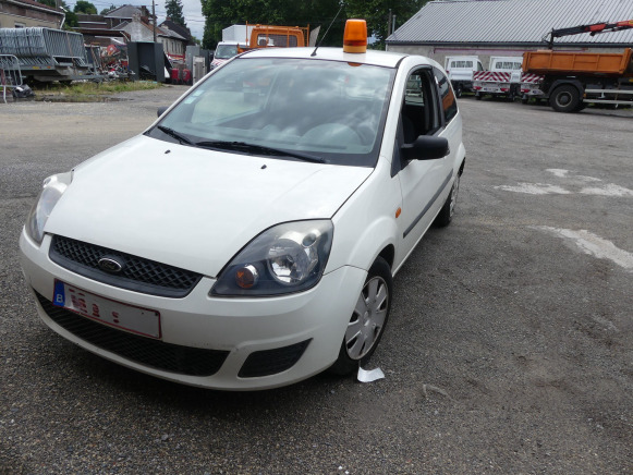 REF:TRE614 - Voiture Utilitaire Ford FIESTA TDCI (2005-101.699 km) - Autó: 1 kép. REF:TRE614 - Voiture Utilitaire Ford FIESTA TDCI (2005-101.699 km) - Autó: 1 kép.