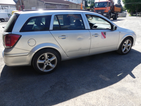 REF:TRF008 - Voiture Opel Astra break (2005-158.167 km) - Autó: 5 kép. REF:TRF008 - Voiture Opel Astra break (2005-158.167 km) - Autó: 5 kép.