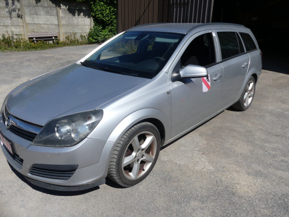 REF:TRF008 - Voiture Opel Astra break (2005-158.167 km) - Autó: 1 kép. REF:TRF008 - Voiture Opel Astra break (2005-158.167 km) - Autó: 1 kép.