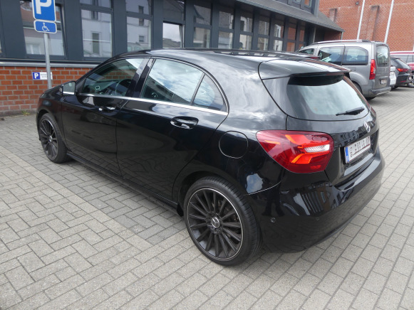 Voiture Mercedes-Benz A 180 (2018-99.600 km-VIN:WDD1760121J776850) - Autó: 2 kép. Voiture Mercedes-Benz A 180 (2018-99.600 km-VIN:WDD1760121J776850) - Autó: 2 kép.