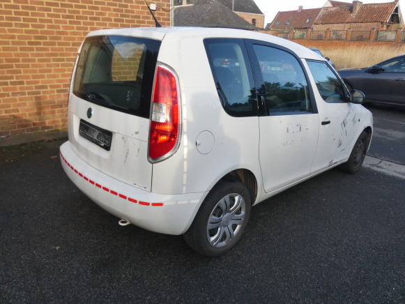 Voiture Skoda Roomster (2010-83.182 km) - Duplakabinos kisteherautó: 3 kép. Voiture Skoda Roomster (2010-83.182 km) - Duplakabinos kisteherautó: 3 kép.
