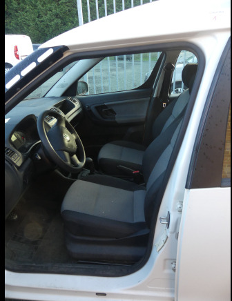 Voiture Skoda Roomster (2010-83.182 km) - Duplakabinos kisteherautó: 5 kép. Voiture Skoda Roomster (2010-83.182 km) - Duplakabinos kisteherautó: 5 kép.