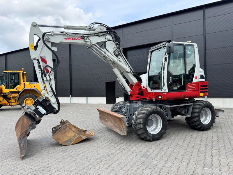 Takeuchi TB295W BJ 2021 3500 uur Compacttilt Draaikantelstuk met Gripper ! - Gumikerekes kotró: 2 kép. Takeuchi TB295W BJ 2021 3500 uur Compacttilt Draaikantelstuk met Gripper ! - Gumikerekes kotró: 2 kép.