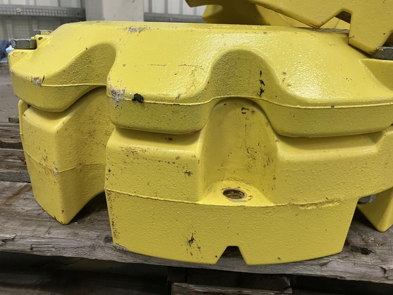 John Deere 2x 205+72 kg - Alkatrész - Mezőgazdasági gépek: 2 kép. John Deere 2x 205+72 kg - Alkatrész - Mezőgazdasági gépek: 2 kép.