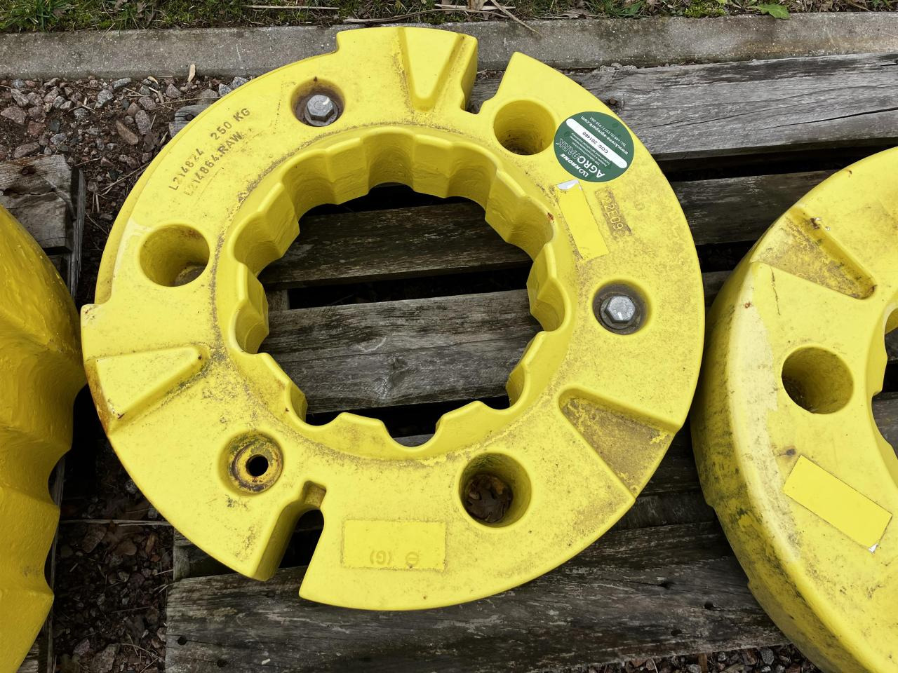 John Deere 2x 250kg - Alkatrész - Mezőgazdasági gépek: 4 kép. John Deere 2x 250kg - Alkatrész - Mezőgazdasági gépek: 4 kép.